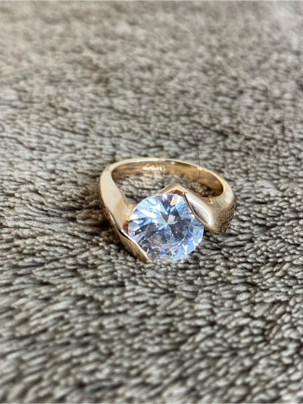 18k RGP Rose gold ring round cubic zirconia stone.
